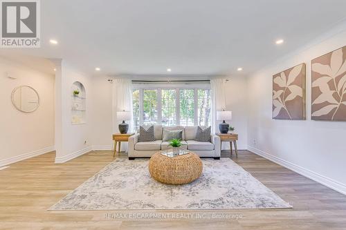 615 Cumberland Avenue E, Burlington, ON - Indoor Photo Showing Living Room