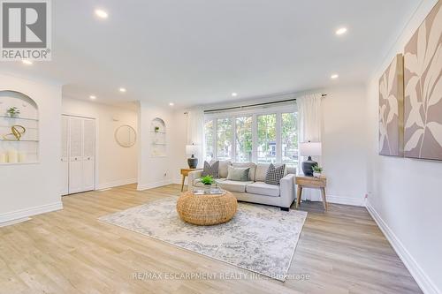 615 Cumberland Avenue E, Burlington, ON - Indoor Photo Showing Living Room