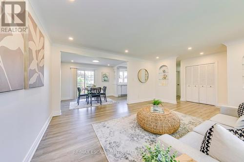 615 Cumberland Avenue E, Burlington, ON - Indoor Photo Showing Living Room