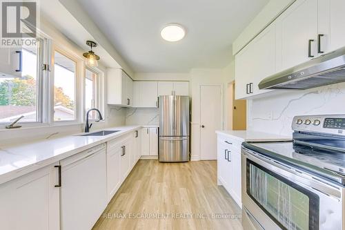 615 Cumberland Avenue E, Burlington, ON - Indoor Photo Showing Kitchen