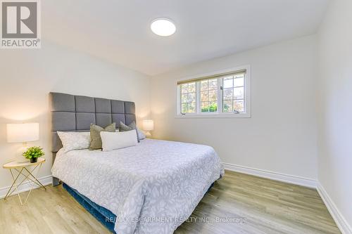 615 Cumberland Avenue E, Burlington, ON - Indoor Photo Showing Bedroom