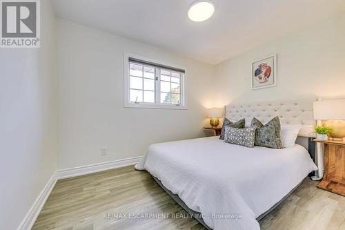 615 Cumberland Avenue E, Burlington, ON - Indoor Photo Showing Bedroom