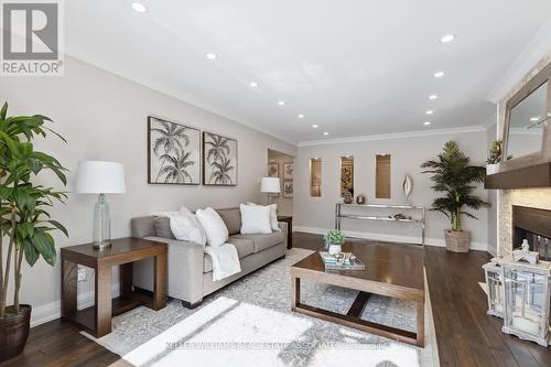 1724 Medallion Court, Mississauga, ON - Indoor Photo Showing Living Room