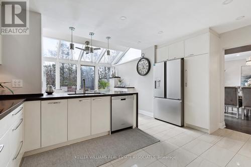 1724 Medallion Court, Mississauga, ON - Indoor Photo Showing Kitchen