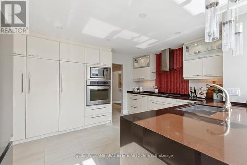 1724 Medallion Court, Mississauga, ON - Indoor Photo Showing Kitchen With Double Sink With Upgraded Kitchen