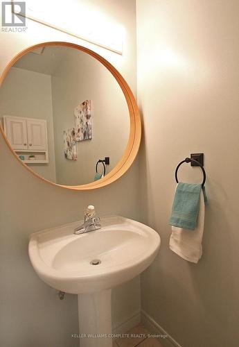 7 - 213 Nash Road S, Hamilton, ON - Indoor Photo Showing Bathroom