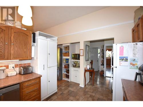 415 Hummingbird Avenue, Vernon, BC - Indoor Photo Showing Kitchen