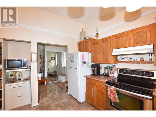 415 Hummingbird Avenue, Vernon, BC - Indoor Photo Showing Kitchen