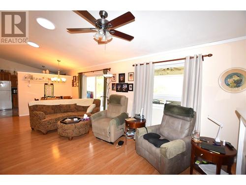 415 Hummingbird Avenue, Vernon, BC - Indoor Photo Showing Living Room