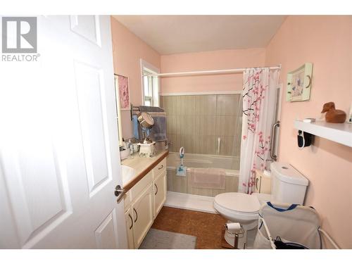 415 Hummingbird Avenue, Vernon, BC - Indoor Photo Showing Bathroom