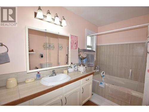 415 Hummingbird Avenue, Vernon, BC - Indoor Photo Showing Bathroom