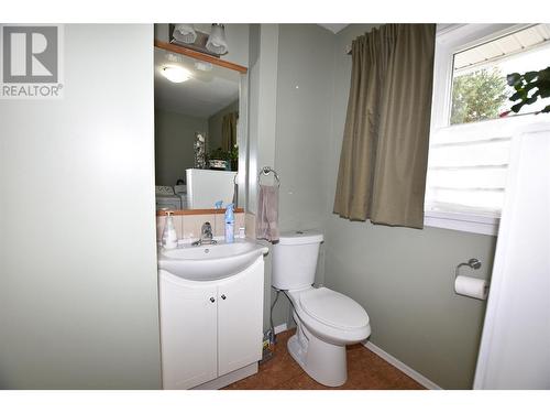 415 Hummingbird Avenue, Vernon, BC - Indoor Photo Showing Bathroom