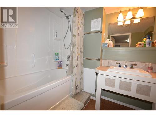 415 Hummingbird Avenue, Vernon, BC - Indoor Photo Showing Bathroom