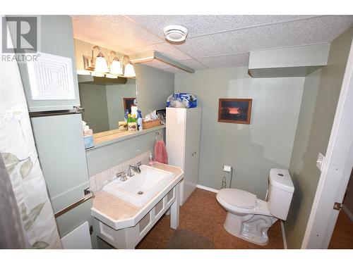 415 Hummingbird Avenue, Vernon, BC - Indoor Photo Showing Bathroom