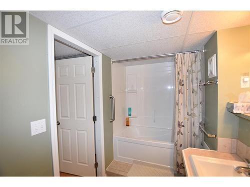 415 Hummingbird Avenue, Vernon, BC - Indoor Photo Showing Bathroom