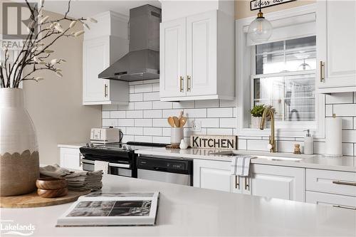 240 Wild Rose Drive, Gravenhurst, ON - Indoor Photo Showing Kitchen With Upgraded Kitchen