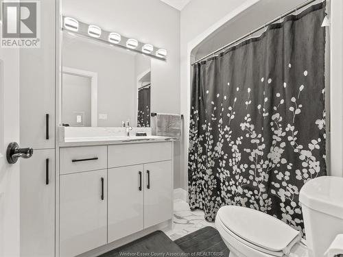 1320 Grand Marais Road East, Windsor, ON - Indoor Photo Showing Bathroom