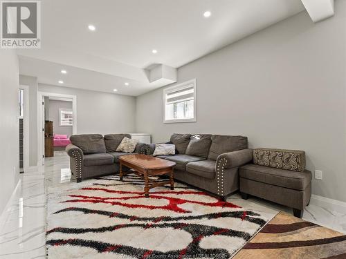 1320 Grand Marais Road East, Windsor, ON - Indoor Photo Showing Living Room