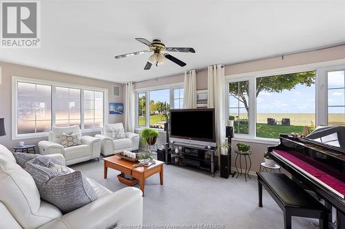 13902 Riverside Drive East, Tecumseh, ON - Indoor Photo Showing Living Room