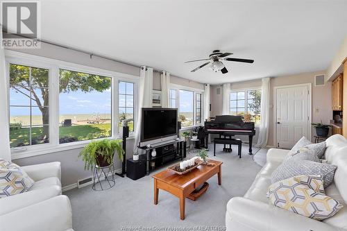 13902 Riverside Drive East, Tecumseh, ON - Indoor Photo Showing Living Room