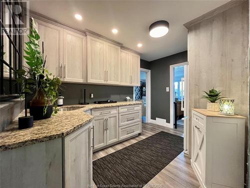 4388 Mount Royal, Windsor, ON - Indoor Photo Showing Kitchen