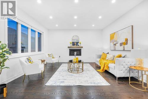 5 Forsyth Crescent E, Brampton, ON - Indoor Photo Showing Living Room