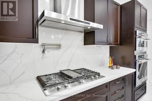 5 Forsyth Crescent E, Brampton, ON - Indoor Photo Showing Kitchen With Upgraded Kitchen