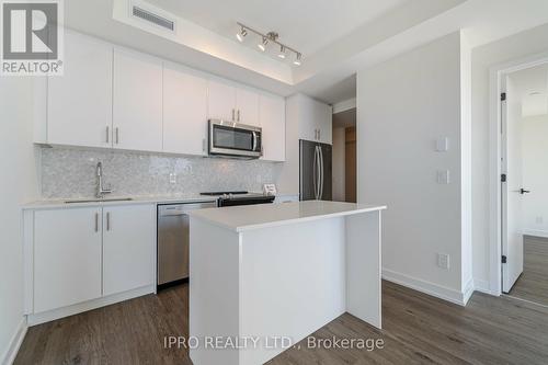 335 Wheat Boom Drive, Oakville, ON - Indoor Photo Showing Kitchen With Upgraded Kitchen