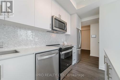 335 Wheat Boom Drive, Oakville, ON - Indoor Photo Showing Kitchen With Upgraded Kitchen