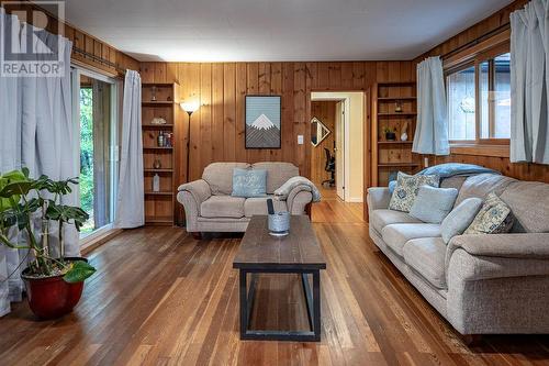 4156 Highway 3A Highway, Nelson, BC - Indoor Photo Showing Living Room