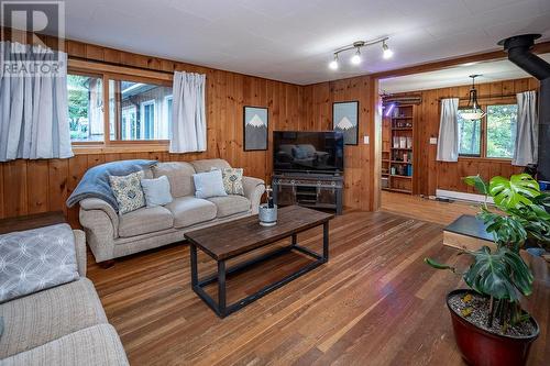 4156 Highway 3A Highway, Nelson, BC - Indoor Photo Showing Living Room