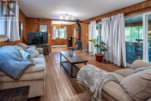 4156 Highway 3A Highway, Nelson, BC - Indoor Photo Showing Living Room