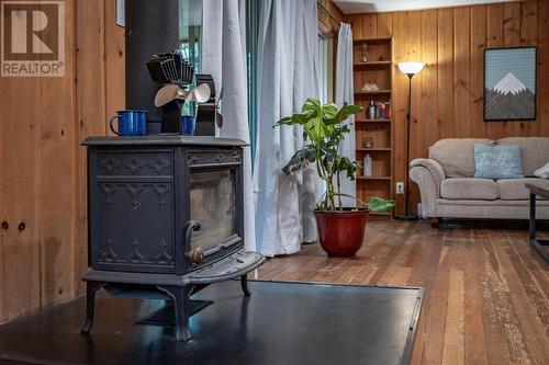 4156 Highway 3A Highway, Nelson, BC - Indoor Photo Showing Living Room