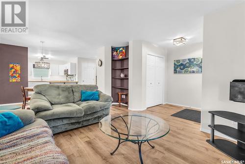 1208 6Th Avenue N, Saskatoon, SK - Indoor Photo Showing Living Room