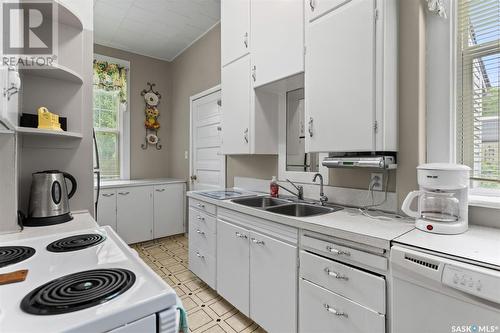 207 4Th Avenue E, Watrous, SK - Indoor Photo Showing Kitchen With Double Sink