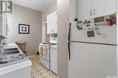 207 4Th Avenue E, Watrous, SK - Indoor Photo Showing Kitchen With Double Sink