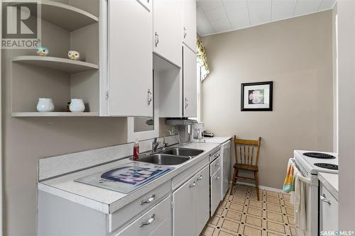 207 4Th Avenue E, Watrous, SK - Indoor Photo Showing Kitchen With Double Sink