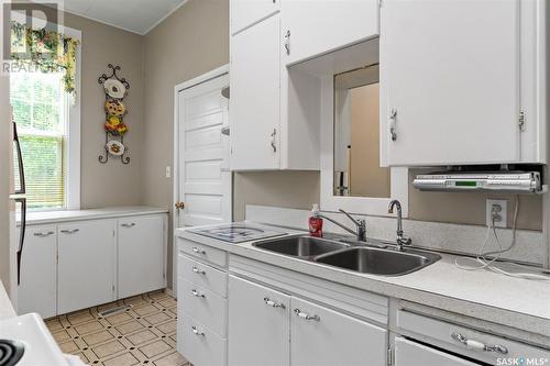 207 4Th Avenue E, Watrous, SK - Indoor Photo Showing Kitchen With Double Sink