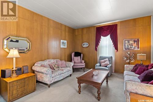 207 4Th Avenue E, Watrous, SK - Indoor Photo Showing Living Room