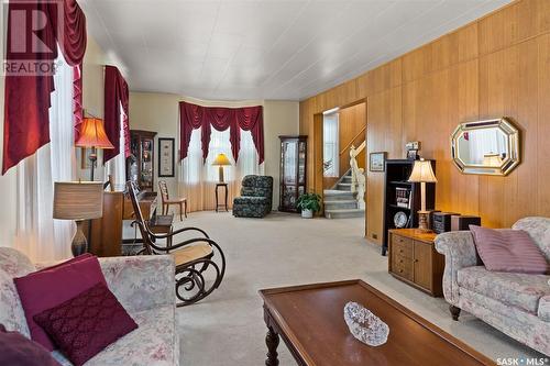 207 4Th Avenue E, Watrous, SK - Indoor Photo Showing Living Room