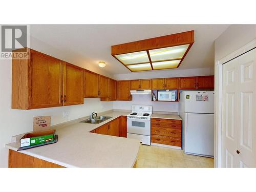 2375 1St Street Unit# 15, Cranbrook, BC - Indoor Photo Showing Kitchen With Double Sink