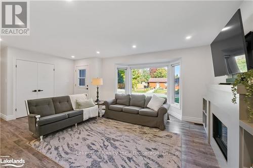 3914 Rosemary Lane, Innisfil, ON - Indoor Photo Showing Living Room