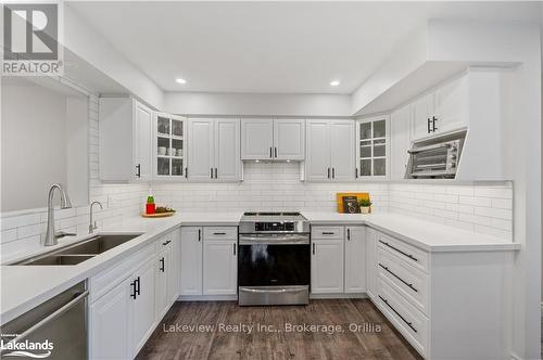 3914 Rosemary Lane, Innisfil, ON - Indoor Photo Showing Kitchen With Double Sink With Upgraded Kitchen