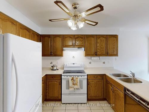 622 Bristol Rd W, Mississauga, ON - Indoor Photo Showing Kitchen With Double Sink