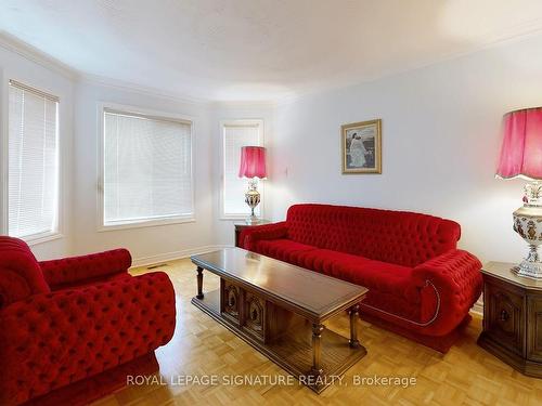 622 Bristol Rd W, Mississauga, ON - Indoor Photo Showing Living Room