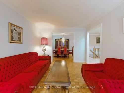 622 Bristol Rd W, Mississauga, ON - Indoor Photo Showing Living Room