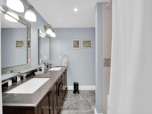 8 Grace Crt, Caledon, ON - Indoor Photo Showing Bathroom