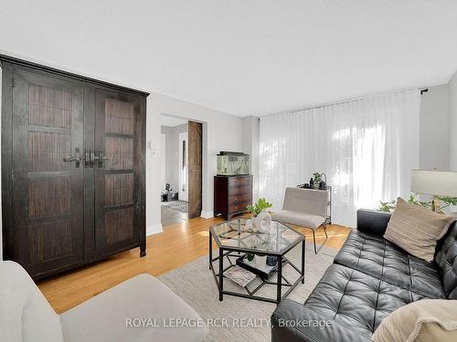 8 Grace Crt, Caledon, ON - Indoor Photo Showing Living Room