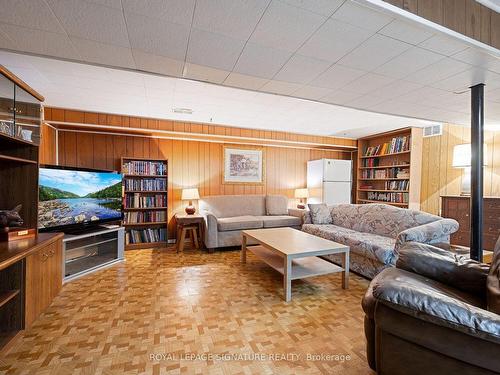 3462 Bannerhill Ave, Mississauga, ON - Indoor Photo Showing Living Room