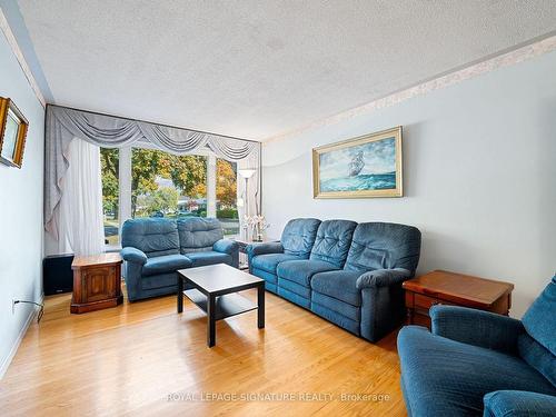 3462 Bannerhill Ave, Mississauga, ON - Indoor Photo Showing Living Room